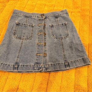 Denim Button-Front Skirt
T4